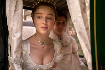 BRIDGERTON (L to R) PHOEBE DYNEVOR as DAPHNE BRIDGERTON and RUTH GEMMELL as LADY VIOLET BRIDGERTON in episode 101 of BRIDGERTON Cr. LIAM DANIEL/NETFLIX © 2020