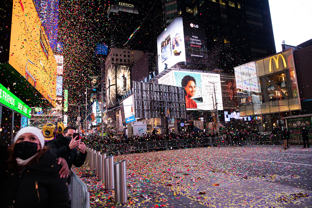 New Years' Eve Ball Drop in Times Square Times Square, NY. 31 Dec 2020 Pictured: New Years' Eve Ball Drop in Times Square. Photo credit: MEGA TheMegaAgency.com +1 888 505 6342 (Mega Agency TagID: MEGA723780_033.jpg) [Photo via Mega Agency]