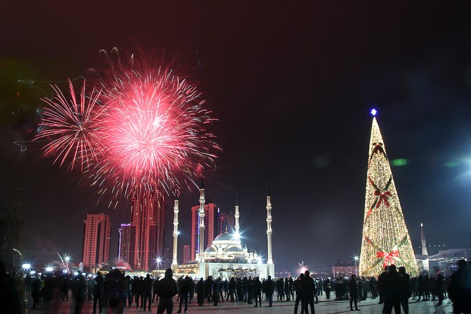 Russia Draws A Crowd On NYE