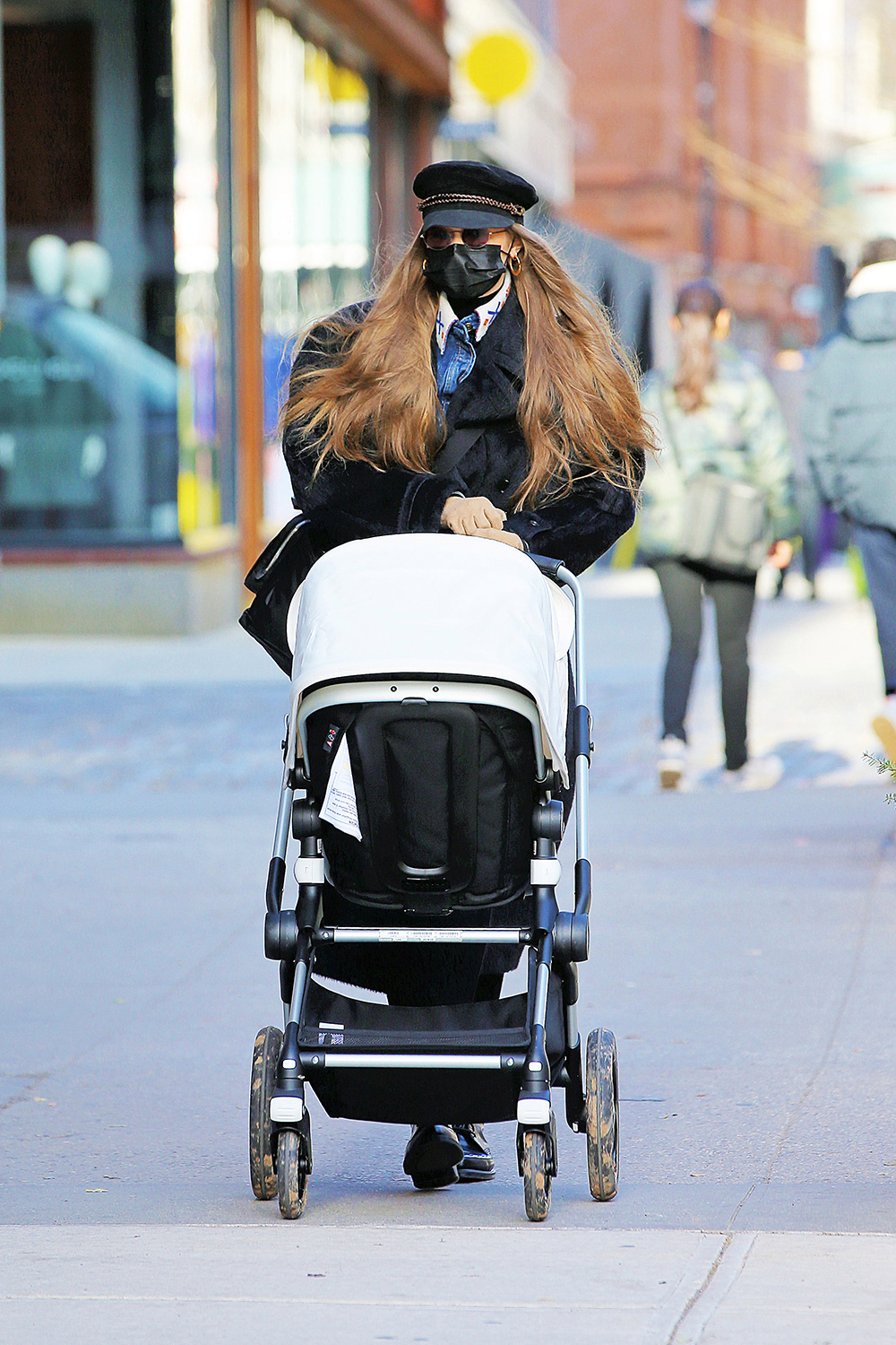 Model, Gigi Hadid is seen walking a stroller with her daughter for the first time in New York City.Pictured: Gigi HadidRef: SPL5203160 151220 NON-EXCLUSIVEPicture by: Christopher Peterson / SplashNews.comSplash News and PicturesUSA: +1 310-525-5808London: +44 (0)20 8126 1009Berlin: +49 175 3764 166photodesk@splashnews.comWorld Rights