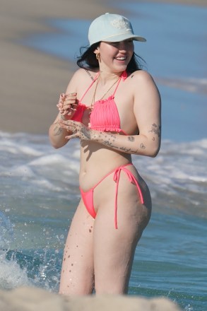 Singer Noah Cyrus, 21, wears a pink thong bikini as she hits the beach in Miami Beach, Florida. The singer was relaxing in the sun before her performance on New Years Eve.

Pictured: Noah Cyrus
Ref: SPL5282290 291221 NON-EXCLUSIVE
Picture by: Pichichipixx.com / SplashNews.com

Splash News and Pictures
USA: +1 310-525-5808
London: +44 (0)20 8126 1009
Berlin: +49 175 3764 166
photodesk@splashnews.com

World Rights