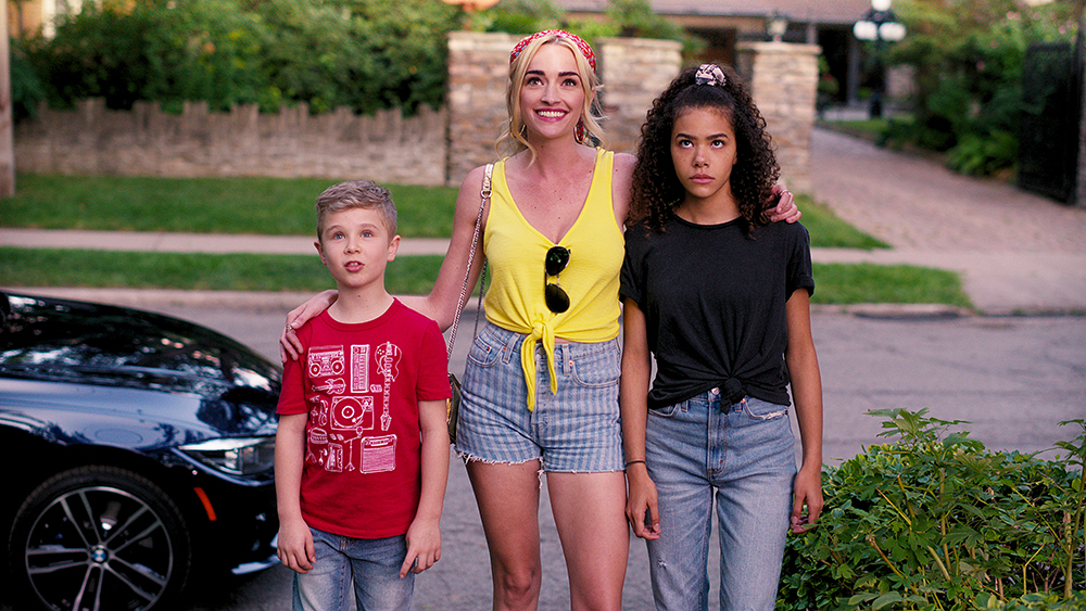 GINNY & GEORGIA (L to R) DIESEL LA TORRACA as AUSTIN, BRIANNE HOWEY as GEORGIA, and ANTONIA GENTRY as GINNY in episode 101 of GINNY & GEORGIA Cr. COURTESY OF NETFLIX © 2020