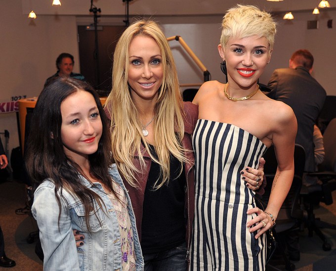 Noah Cyrus With Mom Leticia Cyrus & Sister Miley Cyrus