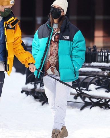 Pregnant Emily Ratajkowski And Sebastian Bear-McClard, wearing matching The North Face winter parkas, Walk Their Dog Colombo In New York City

Pictured: Emily Ratajkowski
Ref: SPL5209734 030221 NON-EXCLUSIVE
Picture by: Christopher Peterson / SplashNews.com

Splash News and Pictures
USA: +1 310-525-5808
London: +44 (0)20 8126 1009
Berlin: +49 175 3764 166
photodesk@splashnews.com

World Rights