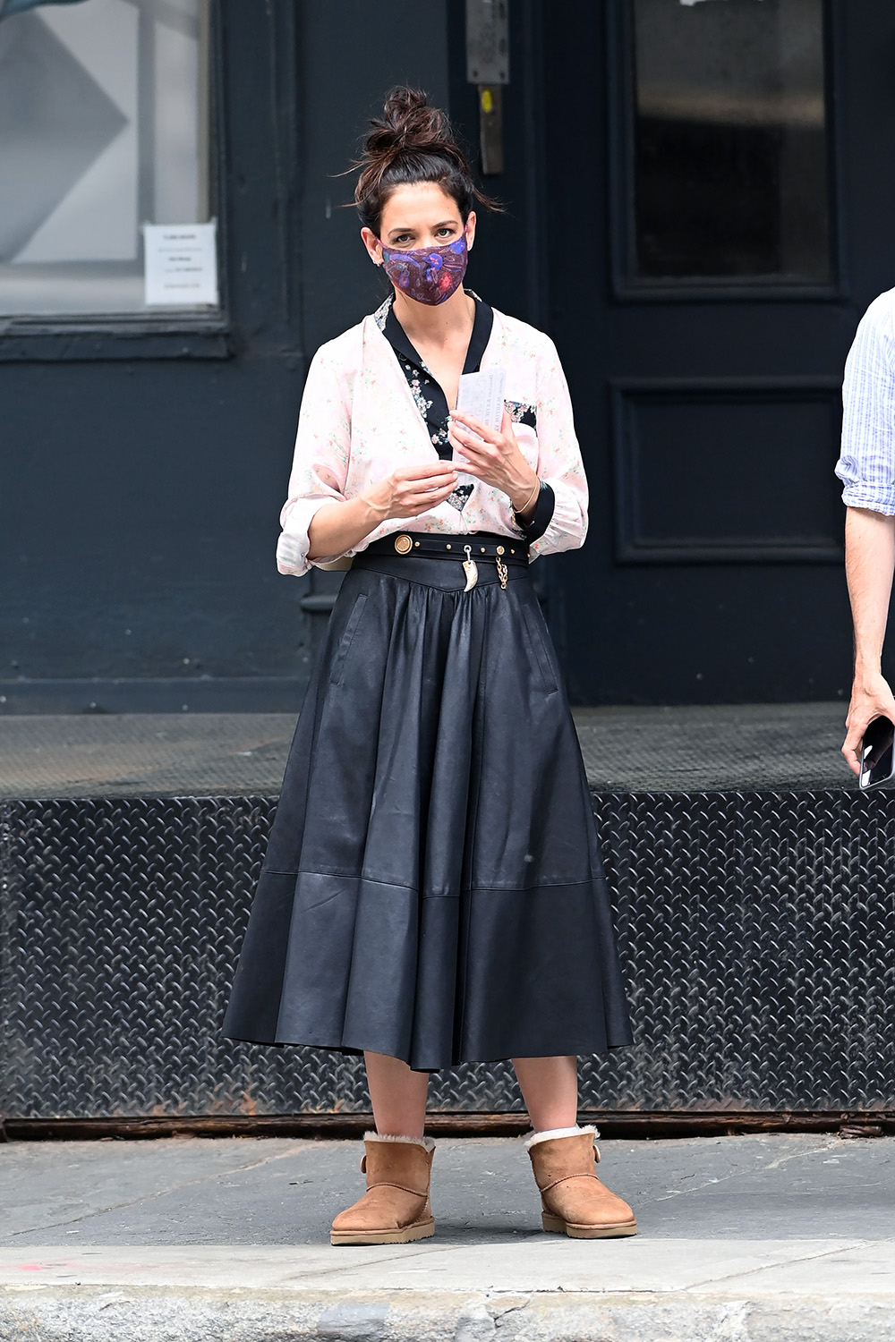 Katie Holmes Is All Smiles while filming The Watergate Girl in New York City

Pictured: Katie Holmes
Ref: SPL5224998 030521 NON-EXCLUSIVE
Picture by: Elder Ordonez / SplashNews.com

Splash News and Pictures
USA: +1 310-525-5808
London: +44 (0)20 8126 1009
Berlin: +49 175 3764 166
photodesk@splashnews.com

World Rights, No Poland Rights, No Portugal Rights, No Russia Rights