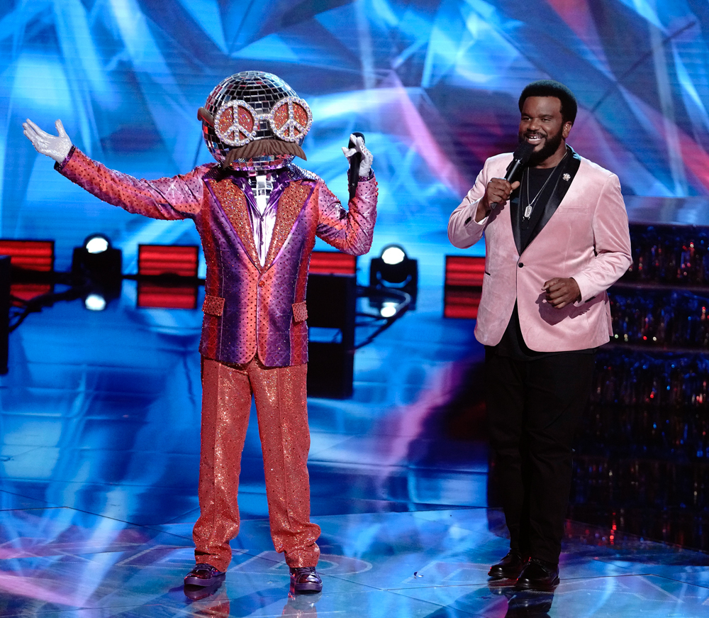 THE MASKED DANCER: L-R: Disco Ball and host Craig Robinson. THE MASKED DANCER will have a special premiere Sunday, Dec. 27 (8:00-9:00 PM ET/5:00-6:00 PM PT, Live to all Time Zones), before having its time period premiere Wednesday, Jan. 6 (8:00-9:00 PM ET/PT) on FOX. CR: Michael Becker/FOX.
© 2021 FOX Media LLC.