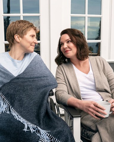 Firefly Lane. (L to R) Sarah Chalke as Kate, Katherine Heigl as Tully in episode 216 of Firefly Lane. Cr. Diyah Pera/Netflix © 2023