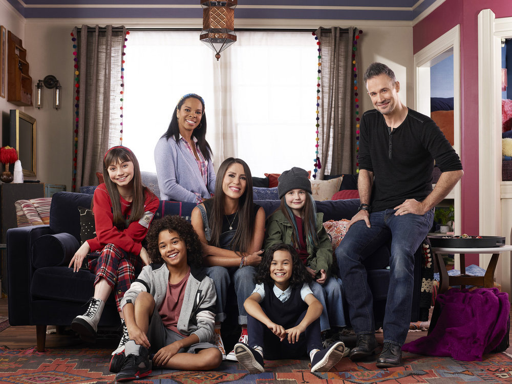 PUNKY BREWSTER -- Season: Pilot -- Pictured: (l-r) Lauren Lindsey Donzis as Hannah, Noah Cottrell as Diego, Cherie Johnson as Cherie, Soleil Moon Frye as Punky, Oliver De Los Santos as Daniel, Quinn Copeland as Izzy, Freddie Prinze Jr. as Travis (Photo by: Robert Trachtenberg/Peacock)