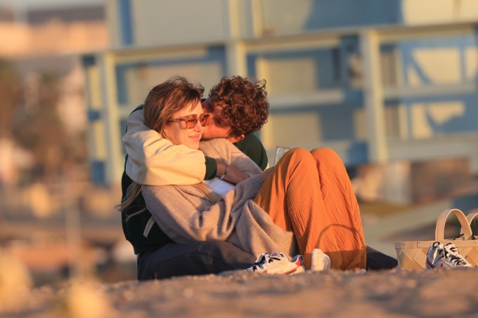 Delilah Hamlin & Eyal Booker snuggle