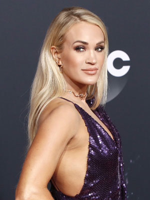 Carrie Underwood no makeup gym pic