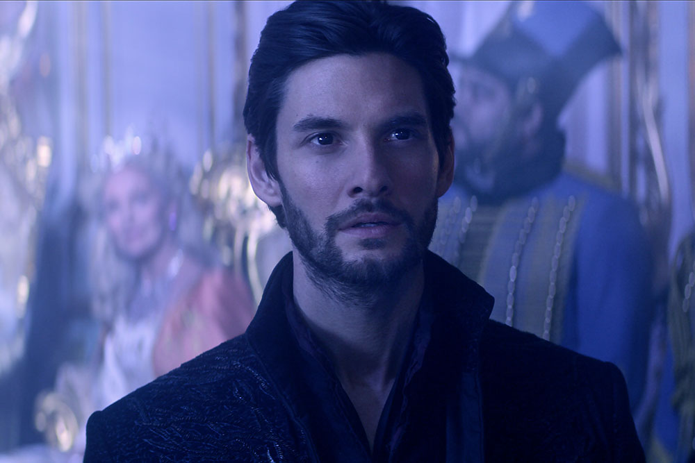 SHADOW AND BONE (L to R) BEN BARNES as THE DARKLING / GENERAL KIRIGAN in SHADOW AND BONE Cr. COURTESY OF NETFLIX © 2021