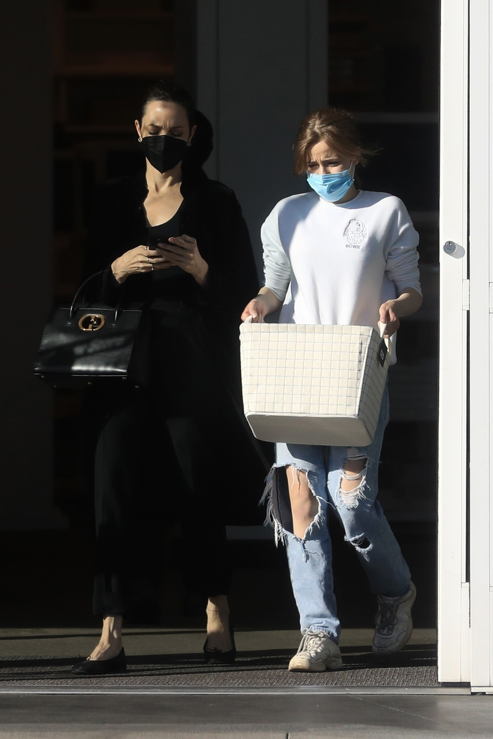 West Hollywood, CA  - *EXCLUSIVE*  - Actress Angelina Jolie was spotted busy on the phone while leaving the container store at The Grove with her daughter, Shiloh Jolie-Pitt, who did most of the lifting.

Pictured: Angelina Jolie, Shiloh Jolie-Pitt 

BACKGRID USA 11 MARCH 2022 

BYLINE MUST READ: BACKGRID

USA: +1 310 798 9111 / usasales@backgrid.com

UK: +44 208 344 2007 / uksales@backgrid.com

*UK Clients - Pictures Containing Children
Please Pixelate Face Prior To Publication*