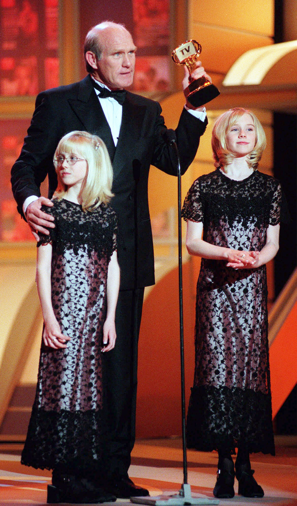 BRADSHAW Hall of Fame NFL quarterback Terry Bradshaw accepts his Favorite Sportscaster award with his two daughters Erin, left, and Rachel at the first annual TV Guide Awards, in Los Angeles
TV GUIDE AWARDS BRADSHAW, LOS ANGELES, USA