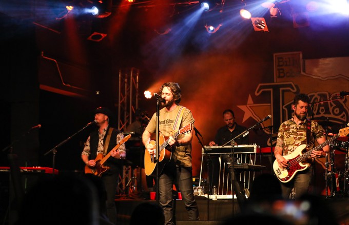 Thomas Rhett Returns to the Stage