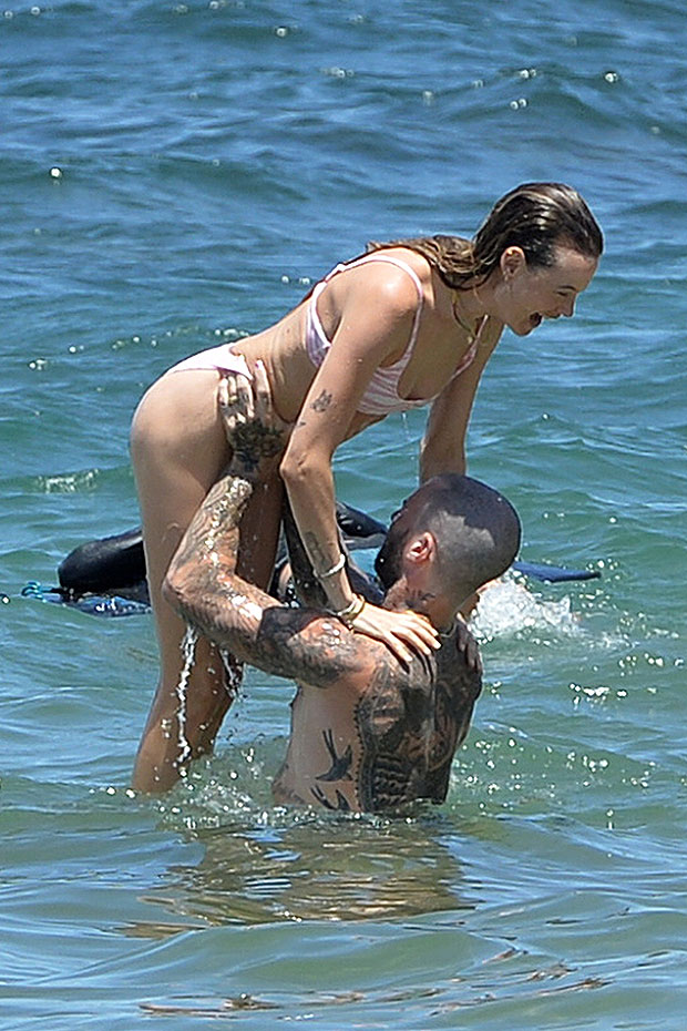 Behati Prinsloo, Adam Levine