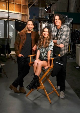 Pictured (L-R): Nathan Kress, Miranda Cosgrove and Jerry Trainor of the Paramount+ series iCARLY. Photo Cr: Lisa Rose/Paramount+ ©2021, All Rights Reserved.