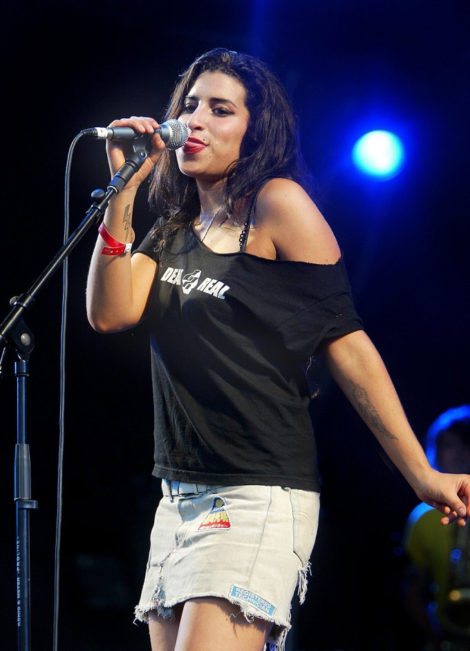 Amy Winehouse Performs in 2004