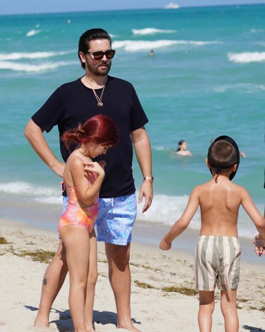 Scott Disick enjoys some quality time with his three kids at the beach in Miami. The clothing designer hit the sand for daddy duties with Penelope, Reign and Mason on Tuesday.Pictured: Penelope Disick,Scott Disick,Reign DisickRef: SPL5291410 220222 NON-EXCLUSIVEPicture by: Pichichipixx.com / SplashNews.comSplash News and PicturesUSA: +1 310-525-5808London: +44 (0)20 8126 1009Berlin: +49 175 3764 166photodesk@splashnews.comWorld Rights