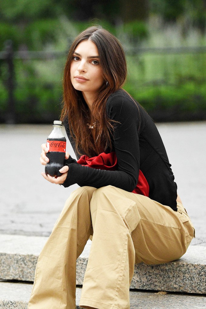 Emily Ratajkowski in Union Square Park