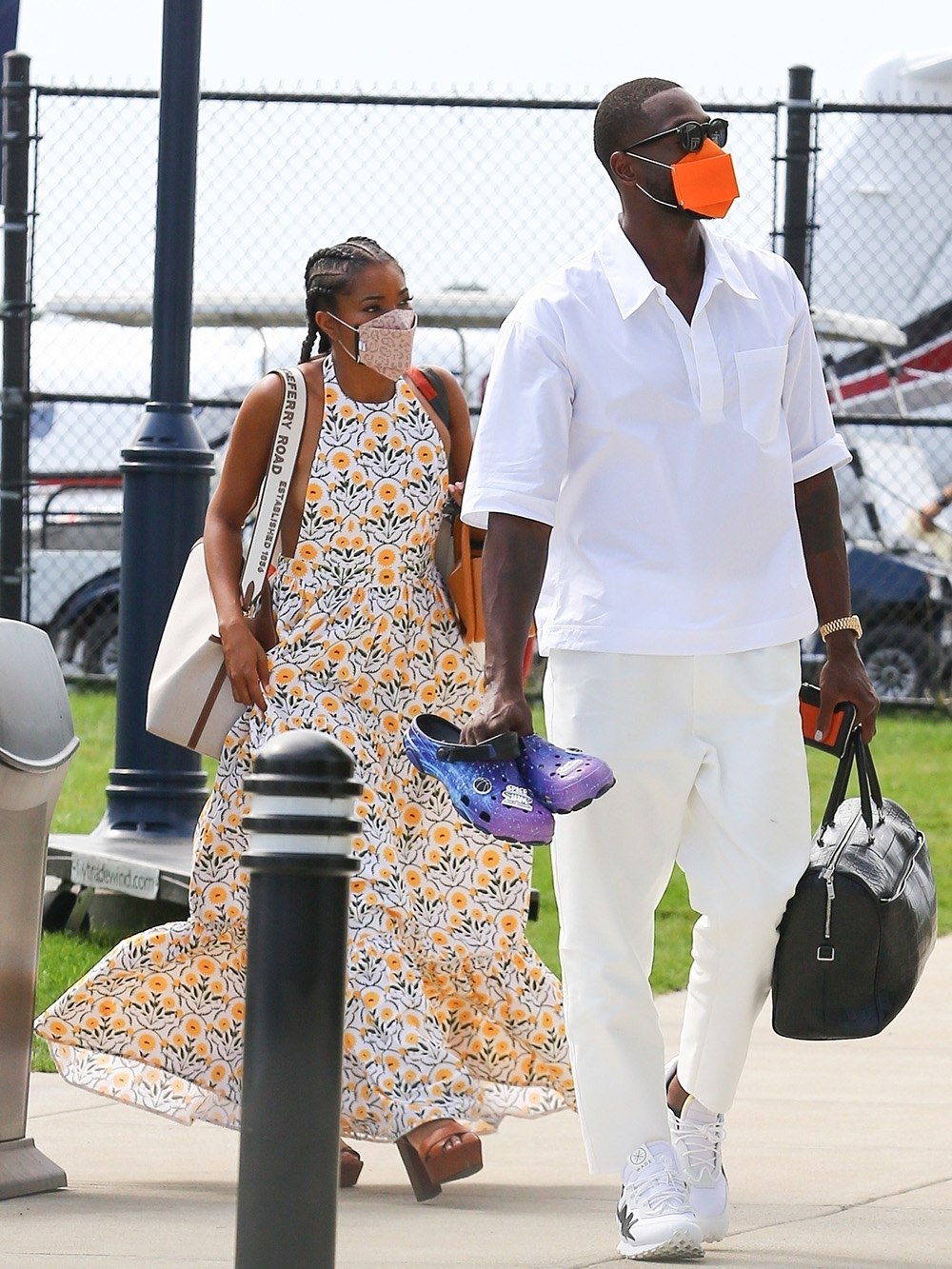 Martha's Vineyard, MA  - *EXCLUSIVE*  - Gabrielle Union and Dwyane Wade share some PDA as they get ready to board a private jet after attending President Obama's birthday party in Martha's Vineyard.

Pictured: Gabrielle Union, Dwyane Wade

BACKGRID USA 8 AUGUST 2021 

USA: +1 310 798 9111 / usasales@backgrid.com

UK: +44 208 344 2007 / uksales@backgrid.com

*UK Clients - Pictures Containing Children
Please Pixelate Face Prior To Publication*