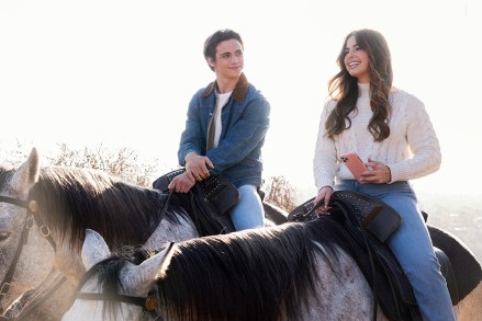 HE'S ALL THAT (L to R) TANNER BUCHANAN as CAMERON KWELLER and ADDISON RAE as PADGETT SAWYER in HE'S ALL THAT. Cr. KEVIN ESTRADA/NETFLIX © 2021