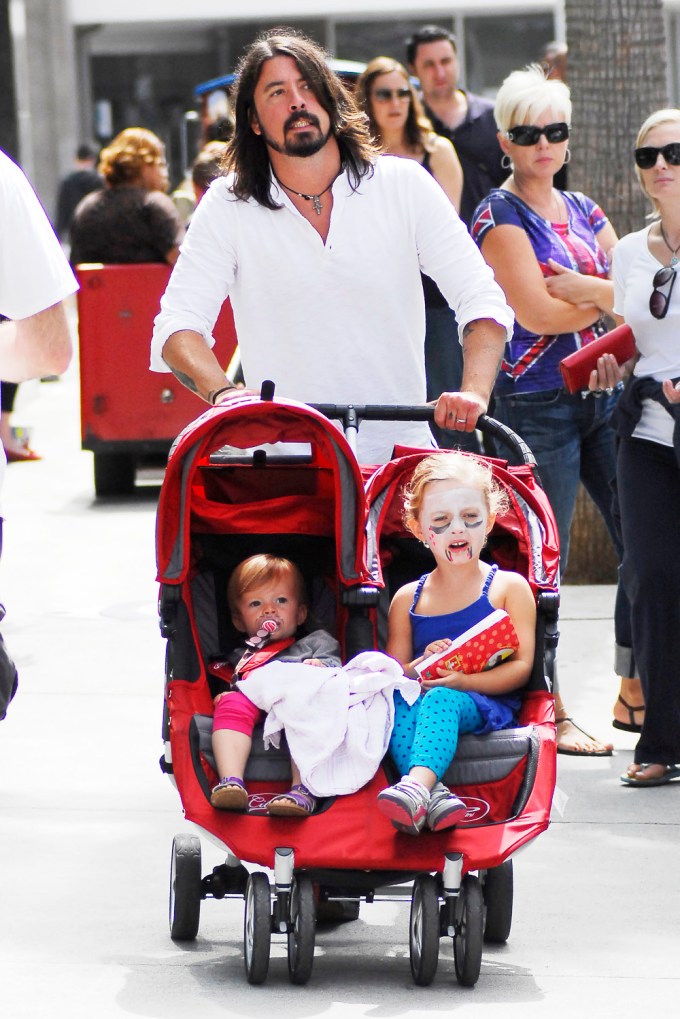 Dave Grohl With His Daughters