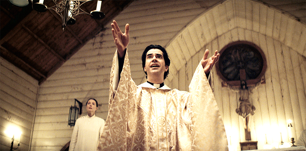 MIDNIGHT MASS (L to R) SAMANTHA SLOYAN as BEV KEANE and HAMISH LINKLATER as FATHER PAUL in episode 106 of MIDNIGHT MASS Cr. COURTESY OF NETFLIX © 2021