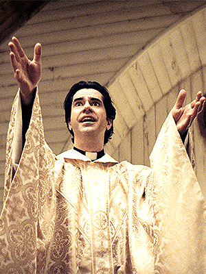 MIDNIGHT MASS (L to R) SAMANTHA SLOYAN as BEV KEANE and HAMISH LINKLATER as FATHER PAUL in episode 106 of MIDNIGHT MASS Cr. COURTESY OF NETFLIX © 2021