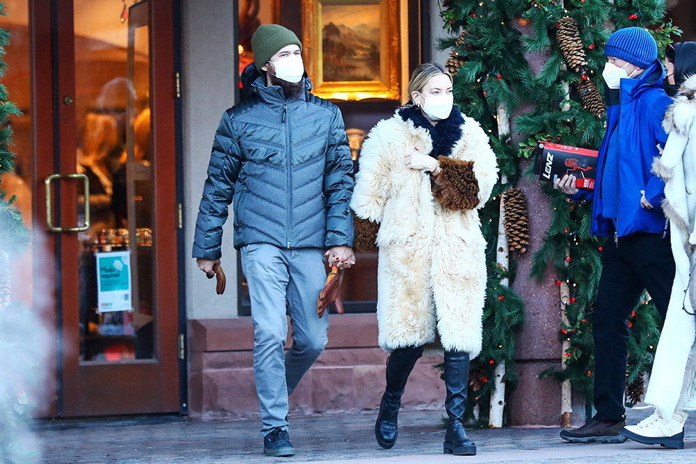 *EXCLUSIVE* Kate Hudson and her fiancé bundle up for a chilly day of shopping in Aspen!