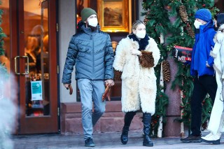 Aspen, CO  - *EXCLUSIVE*  - Actress Kate Hudson and her fiancé Danny Fujikawa bundle up for a chilly day of shopping out in Aspen, Colorado.

Pictured: Kate Hudson, Danny Fujikawa

BACKGRID USA 19 DECEMBER 2021 

BYLINE MUST READ: BACKGRID

USA: +1 310 798 9111 / usasales@backgrid.com

UK: +44 208 344 2007 / uksales@backgrid.com

*UK Clients - Pictures Containing Children
Please Pixelate Face Prior To Publication*