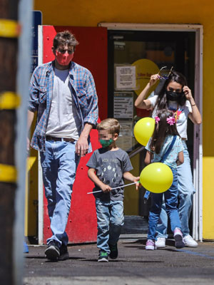 ashton kutcher, mila kunis, and their two kids