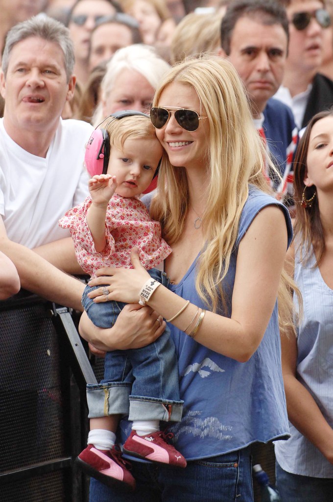 Gwyneth Paltrow & Daughter Apple in Hyde Park