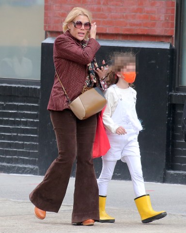 **USE CHILD PIXELATED IMAGES IF YOUR TERRITORY REQUIRES IT**

Actress Busy Philipps trick-or-treating with her daughter on the street in Tribeca, New York on October 31, 2021. Photo by Dylan Travis/ABACAPRESS.COM

Pictured: Busy Philipps
Ref: SPL5271605 311021 NON-EXCLUSIVE
Picture by: AbacaPress / SplashNews.com

Splash News and Pictures
USA: +1 310-525-5808
London: +44 (0)20 8126 1009
Berlin: +49 175 3764 166
photodesk@splashnews.com

United Arab Emirates Rights, Australia Rights, Bahrain Rights, Canada Rights, Greece Rights, India Rights, Israel Rights, South Korea Rights, New Zealand Rights, Qatar Rights, Saudi Arabia Rights, Singapore Rights, Thailand Rights, Taiwan Rights, United Kingdom Rights, United States of America Rights