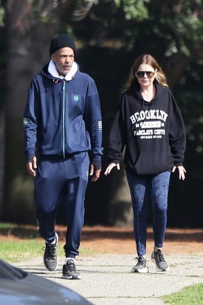 Los Feliz, CA  - *EXCLUSIVE*  - Ellen Pompeo and her husband Chris Ivery enjoy some fresh air while out for a Sunday morning hike in Los Feliz.

Pictured: Chris Ivery, Ellen Pompeo

BACKGRID USA 7 NOVEMBER 2021 

USA: +1 310 798 9111 / usasales@backgrid.com

UK: +44 208 344 2007 / uksales@backgrid.com

*UK Clients - Pictures Containing Children
Please Pixelate Face Prior To Publication*