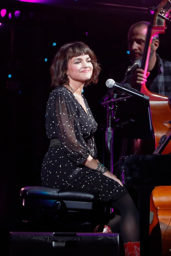 Norah Jones pays tribute to Willie Nelson