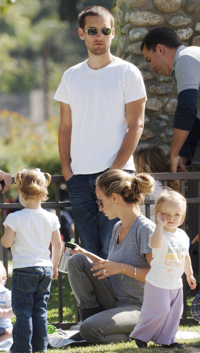 Tobey Maguire, Jennifer Meyer & daughter (2008)