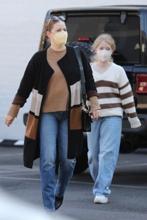 Beverly Hills, CA  - *EXCLUSIVE*  - Actress Amy Adams feels up on her stomach and adjusts her sweater while out doing some last-minute shopping at Gearys in Beverly Hills. Amy is accompanied by her daughter, Aviana Olea Le Gallo.

Pictured: amy adams

Pictured: Amy Adams, Aviana Olea Le Gallo

BACKGRID USA 17 DECEMBER 2021 

USA: +1 310 798 9111 / usasales@backgrid.com

UK: +44 208 344 2007 / uksales@backgrid.com

*UK Clients - Pictures Containing Children
Please Pixelate Face Prior To Publication*