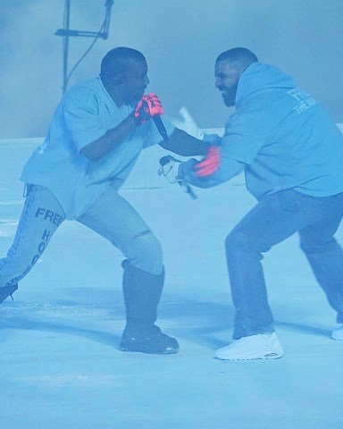 Los Angeles, CA  - Kanye Ye West and special guest Drake perform at the “Free Larry Hoover” Benefit Concert held at the LA Memorial Coliseum in Los Angeles.

Pictured: Kanye West, Drake

BACKGRID USA 9 DECEMBER 2021 

BYLINE MUST READ: ShotbyNYP / BACKGRID

USA: +1 310 798 9111 / usasales@backgrid.com

UK: +44 208 344 2007 / uksales@backgrid.com

*UK Clients - Pictures Containing Children
Please Pixelate Face Prior To Publication*