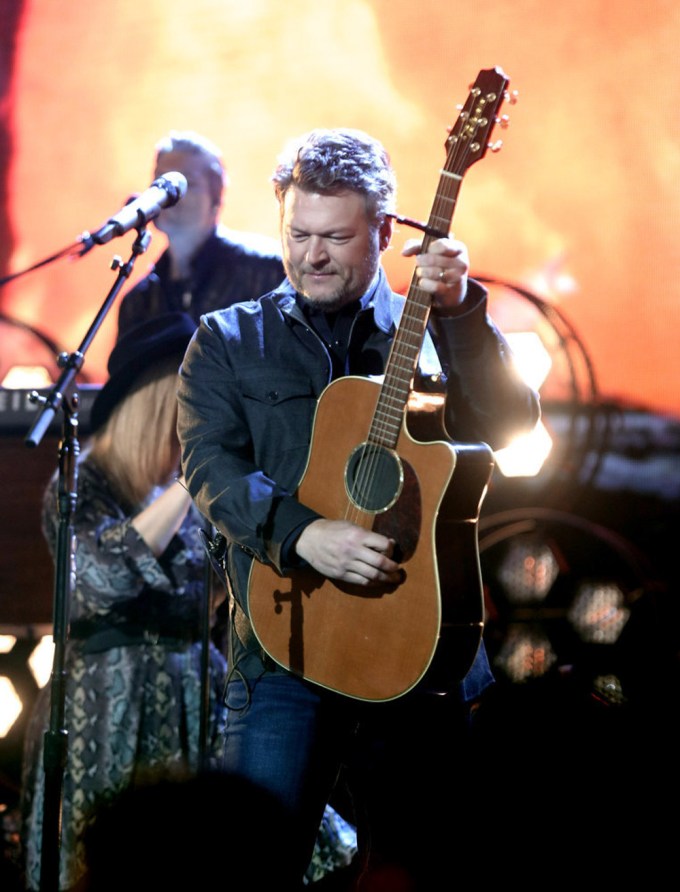 Blake Shelton performs