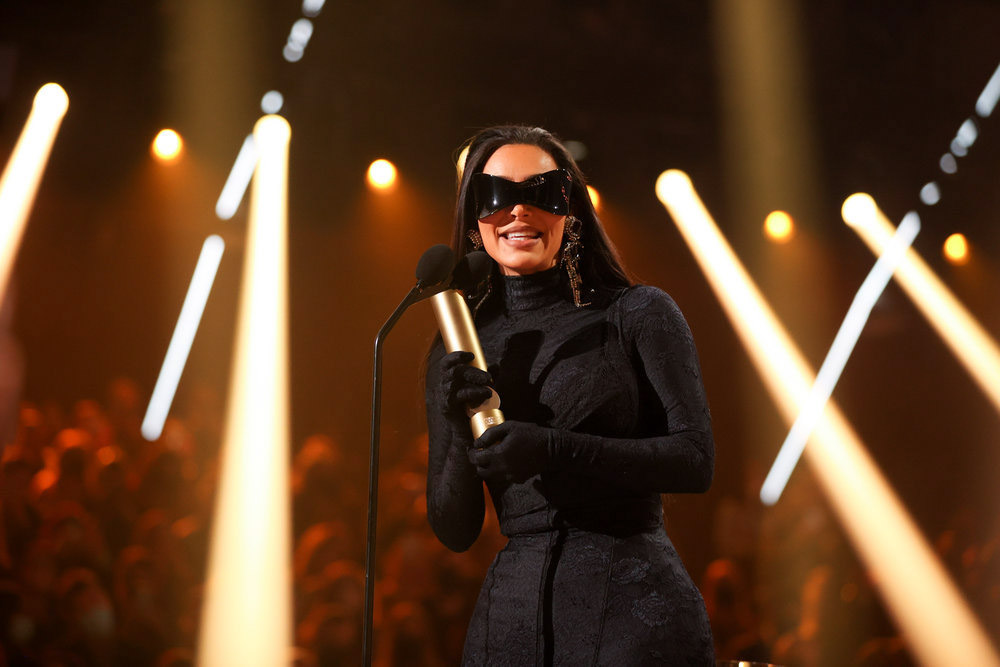 2021 PEOPLE'S CHOICE AWARDS -- Pictured: Kim Kardashian West accepts the Fashion Icon of 2021 award On stage during the 2021 People's Choice Awards held at the Barker Hangar, Santa Monica, on December 7, 2021 -- (Photo by: Christopher Polk/E! Entertainment/NBC)