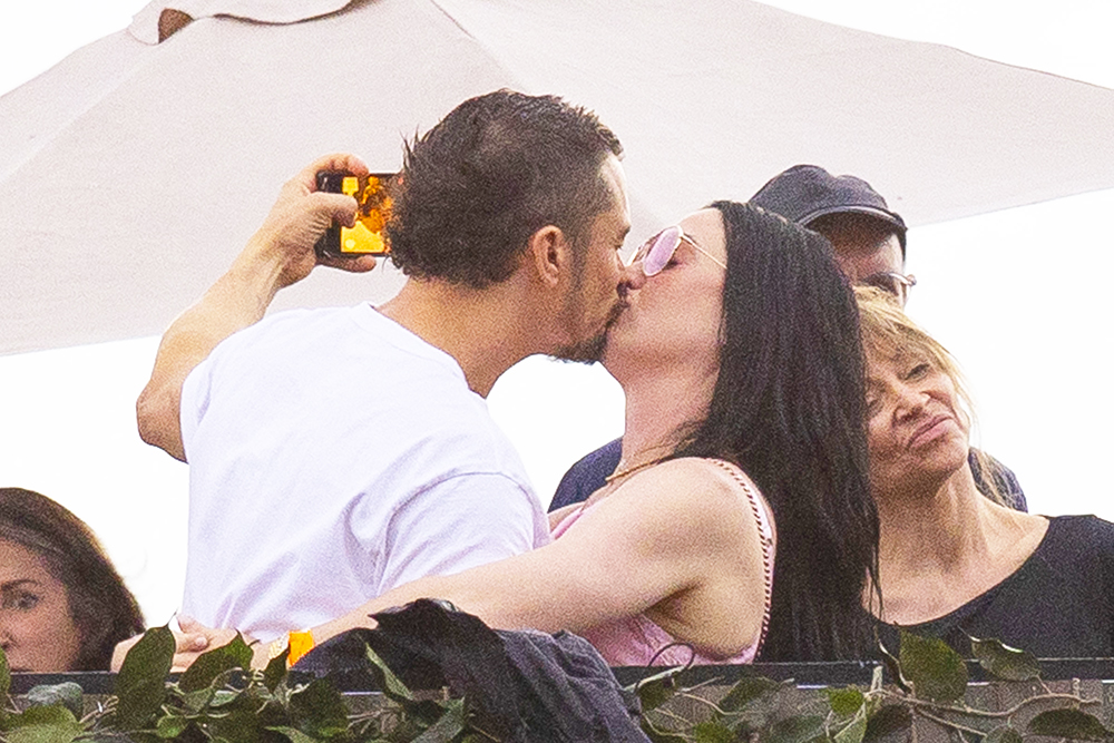 Katy Perry Orlando Bloom Kiss Concert MEGA