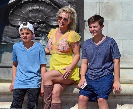 *EXCLUSIVE* ** RIGHTS: ONLY UNITED STATES, BRAZIL, CANADA ** London, UNITED KINGDOM  - American popstar Britney Spears is spotted at Buckingham Palace showing her two boys where the Queen lives and other London tourist attractions on a blistering hot day in London. Britney sports a short yellow summery dress and cowboy boots as they posed for selfies in front of Buckingham Palace. Shot on 08/03/18

Pictured: Britney Spears

BACKGRID USA 4 AUGUST 2018 

USA: +1 310 798 9111 / usasales@backgrid.com

UK: +44 208 344 2007 / uksales@backgrid.com

*UK Clients - Pictures Containing Children
Please Pixelate Face Prior To Publication*