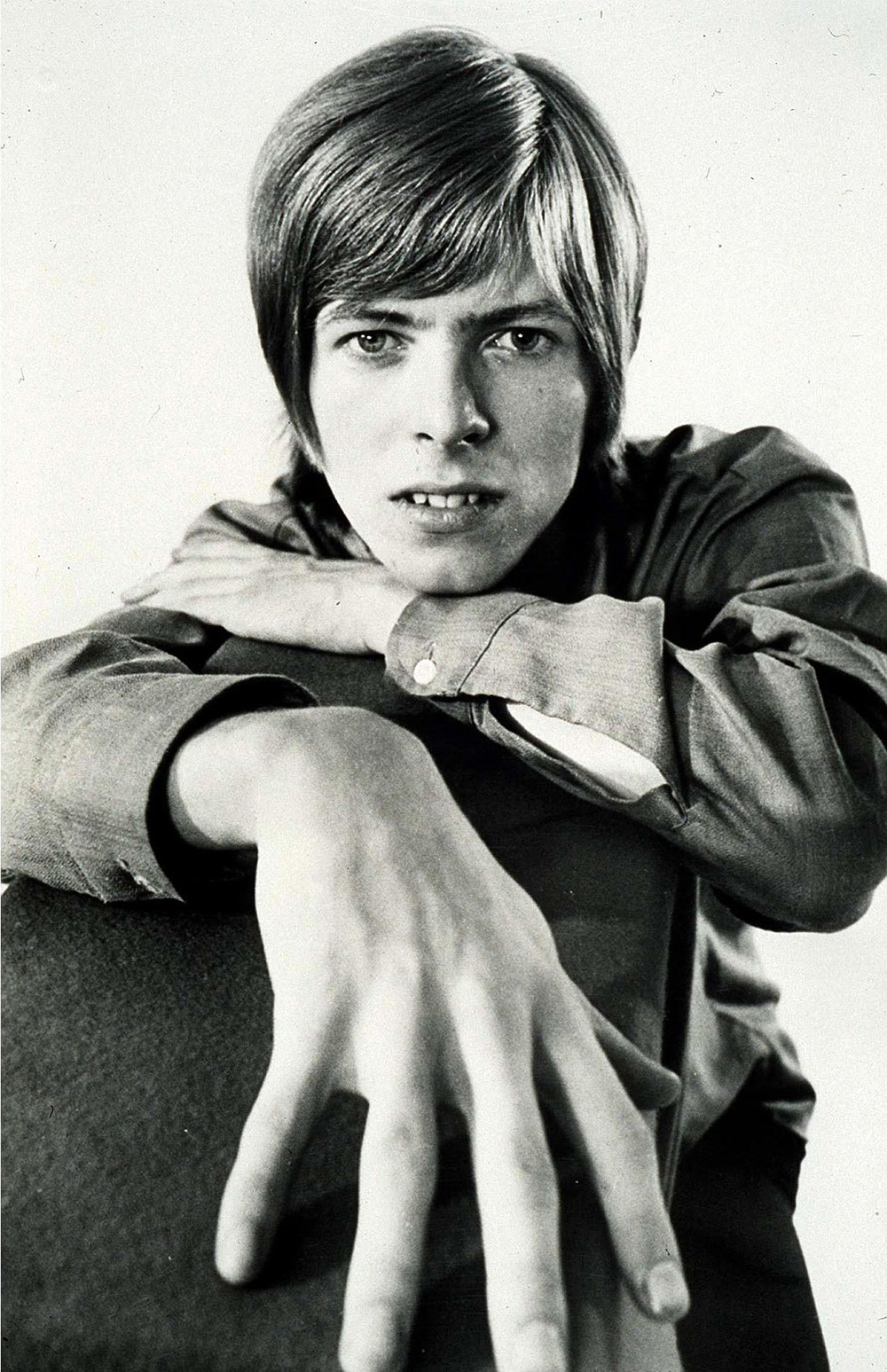 DAVID BOWIE - 1967DAVID BOWIE"I HOPE ONE DAY TO GET TO AMERICA" - UNEARTHED: YOUNG DAVID BOWIE'S CHARMING LETTER TO HIS FIRST AMERICAN FANIn the week of the Thin White Duke's birthday (Friday 8 Jan), a charming letter has been unearthed from a 20-year-old David Bowie to his first American fan.Neatly self-typed in the London office of his manager Kenneth Pitt, the letter gives a fascinating look at a talented young man on the cusp of international superstardom.And without the knowledge that he would achieve such levels of fame, the document portrays a wide-eyed artist cautious of his own talents.In fact, Bowie is so thrilled to receive his "very first American fan letter", he explains he "had to sit down and type an immediate reply".