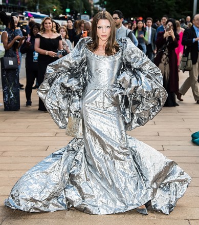 Julia Fox arrives to the New York Ballet 2022 Fall Fashion Gala at David H. Koch Theater at Lincoln Center in New York City, USA. 28 Sep 2022 Pictured: Julia Fox. Photo credit: MEGA TheMegaAgency.com +1 888 505 6342 (Mega Agency TagID: MEGA902399_001.jpg) [Photo via Mega Agency]