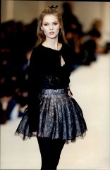 Chantal Thomas Autumn/winter 1994 Fashion Collection - Paris - Model Kate Moss Miniskirt.
Chantal Thomas Autumn/winter 1994 Fashion Collection - Paris - Model Kate Moss Miniskirt.