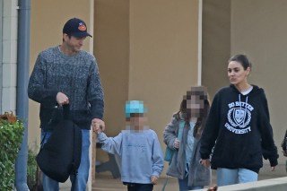 Beverly Hills, CA  - *EXCLUSIVE*  - Happy Family! Ashton Kutcher and Mila Kunis are pictured with their little ones in Beverly Hills while out running errands ahead of Christmas.

Pictured:  Ashton Kutcher, Mila Kunis

BACKGRID USA 22 DECEMBER 2022 

USA: +1 310 798 9111 / usasales@backgrid.com

UK: +44 208 344 2007 / uksales@backgrid.com

*UK Clients - Pictures Containing Children
Please Pixelate Face Prior To Publication*