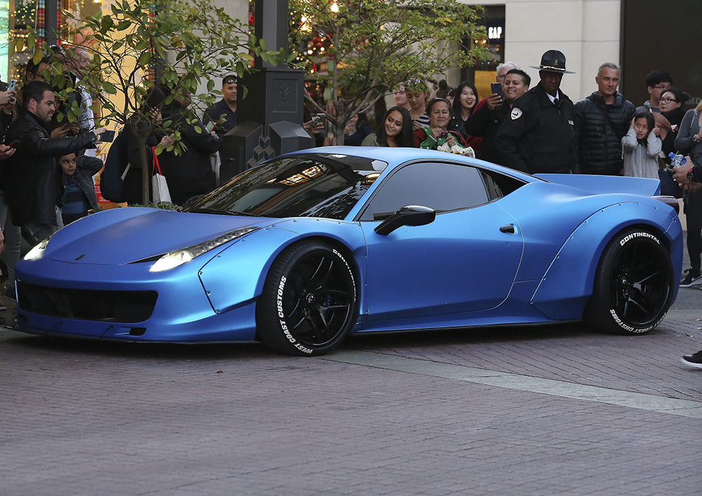 Justin Bieber drinks a coffee whilst leaving The Grove in his Ferrari in West Hollywood, California

Pictured: Justin Bieber Ferrari,Justin Bieber Ferrari
Justin Bieber
Rick Caruso
Ref: SPL1193434 111215 NON-EXCLUSIVE
Picture by: SplashNews.com

Splash News and Pictures
USA: +1 310-525-5808
London: +44 (0)20 8126 1009
Berlin: +49 175 3764 166
photodesk@splashnews.com

World Rights, No France Rights