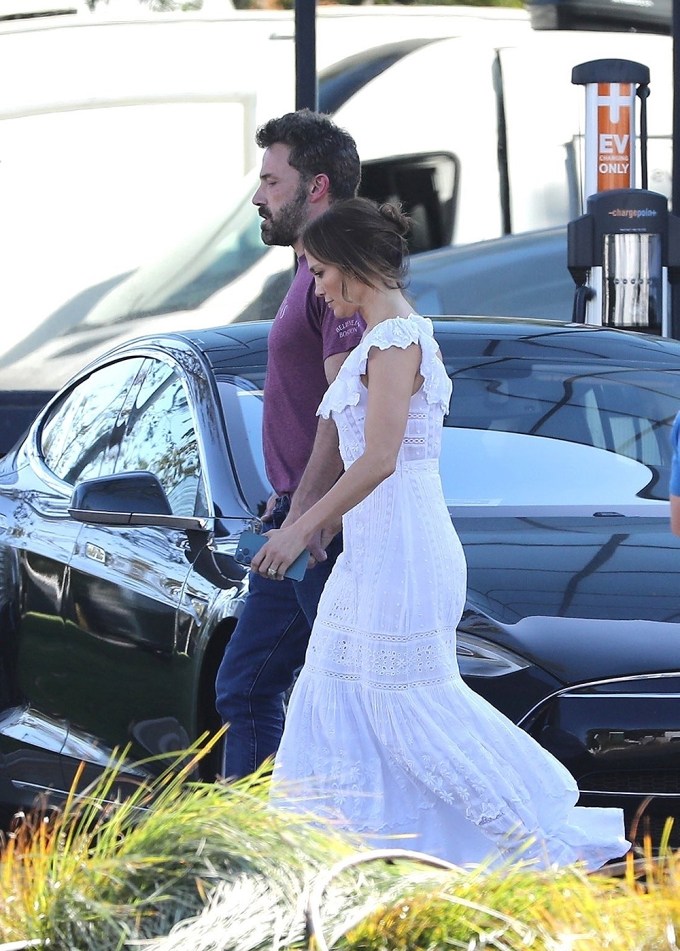 Jennifer Lopez and Ben Affleck hold hands on the set ‘Nike’