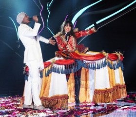 THE MASKED SINGER: L-R: Host Nick Cannon and Hayley Orrantia in THE MASKED SINGER season finale episode airing Wed. May 18 (8:00-9:00 PM ET/PT) on FOX. CR: Michael Becker / FOX. © 2022 FOX MEDIA LLC. CR: FOX.