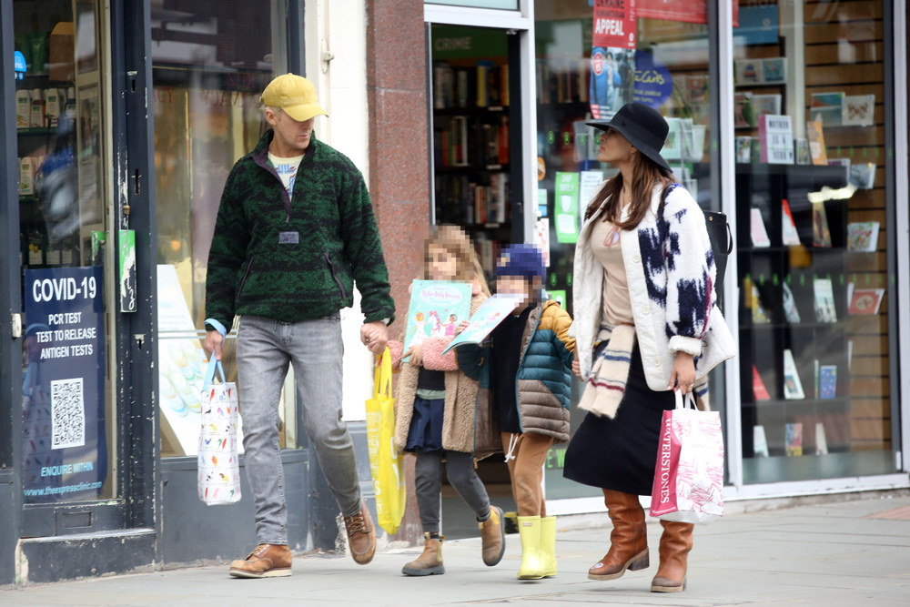 Ryan Gosling Eva Mendes Daughters London MEGA